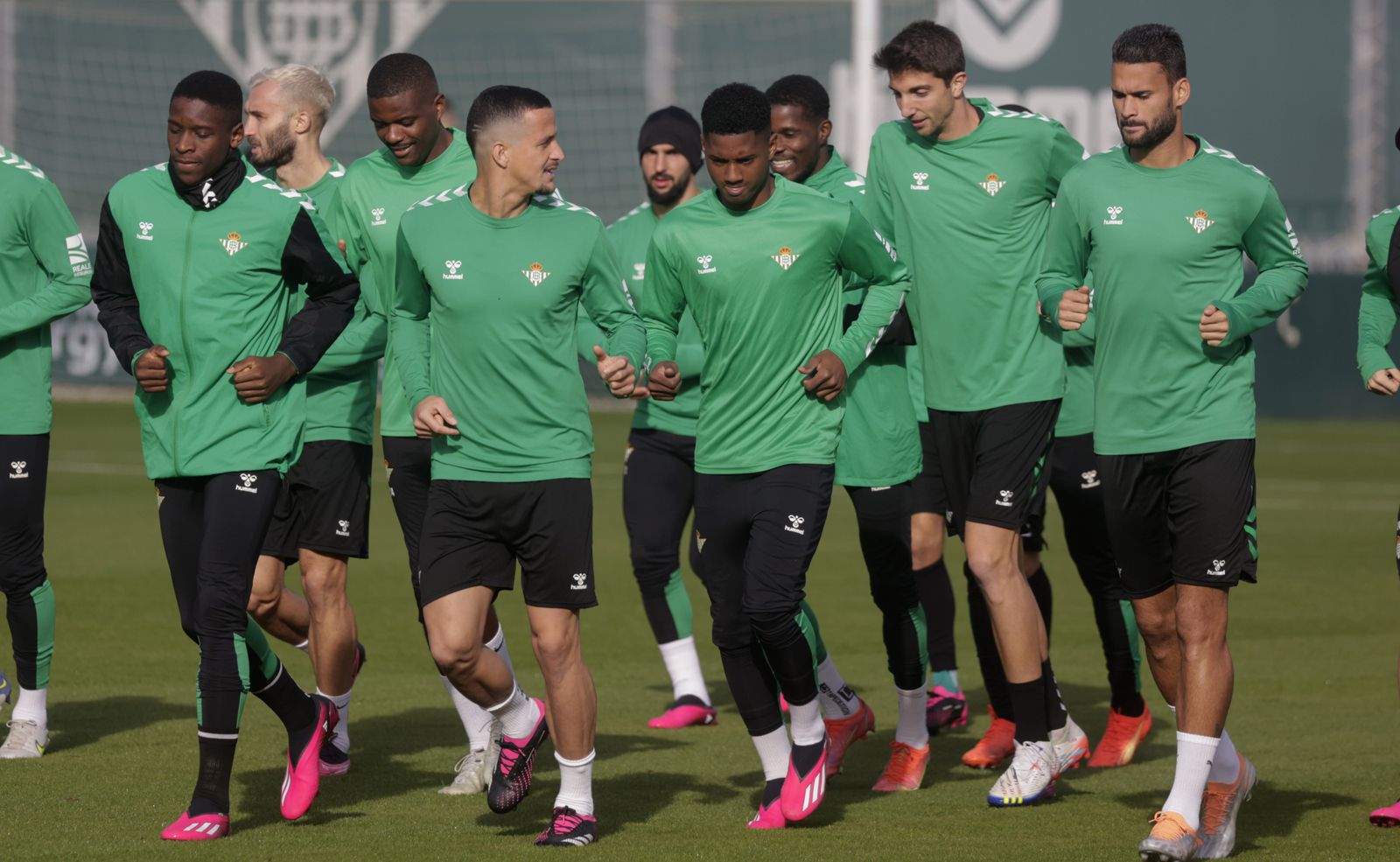 Abner, con sus compañeros en la sesión matinal de este martes.