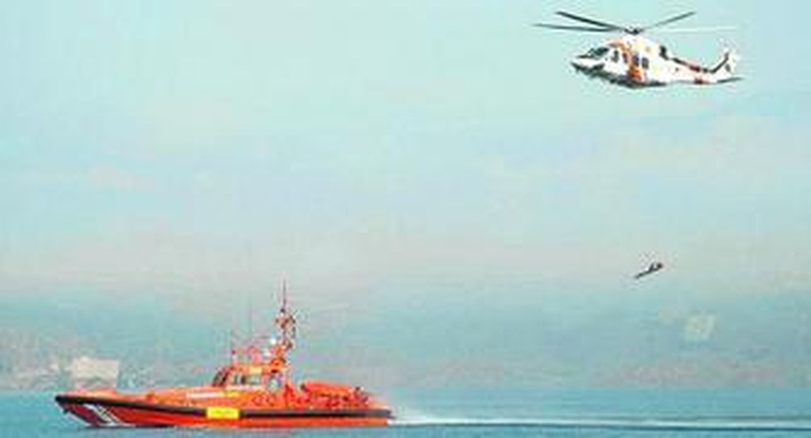 El operativo de salvamento permitió el rescate de una embarcación a la deriva.