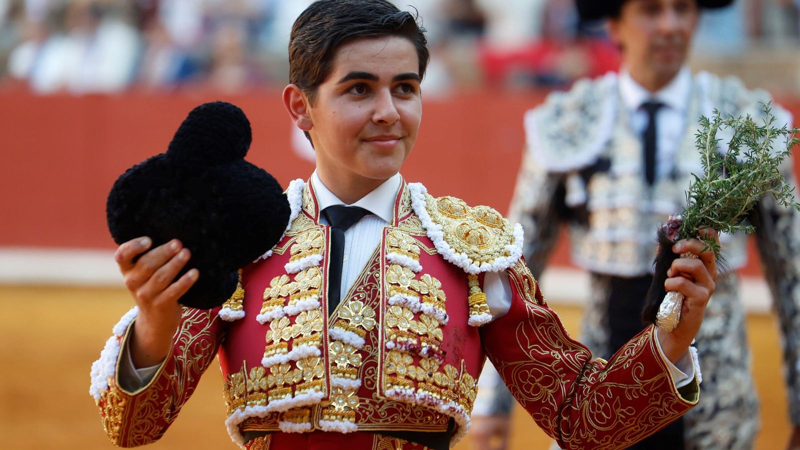 Manuel Román agradece su oreja. Manuel Román agradece su oreja.