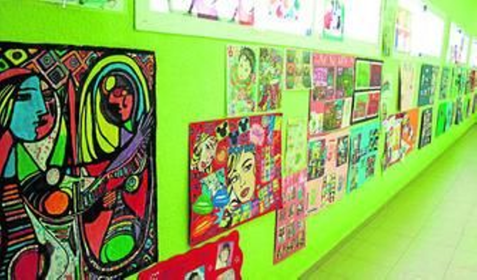 Algunas de las obras de los alumnos, en la sala de usos múltiples de la escuela infantil Manuel Tinoco.