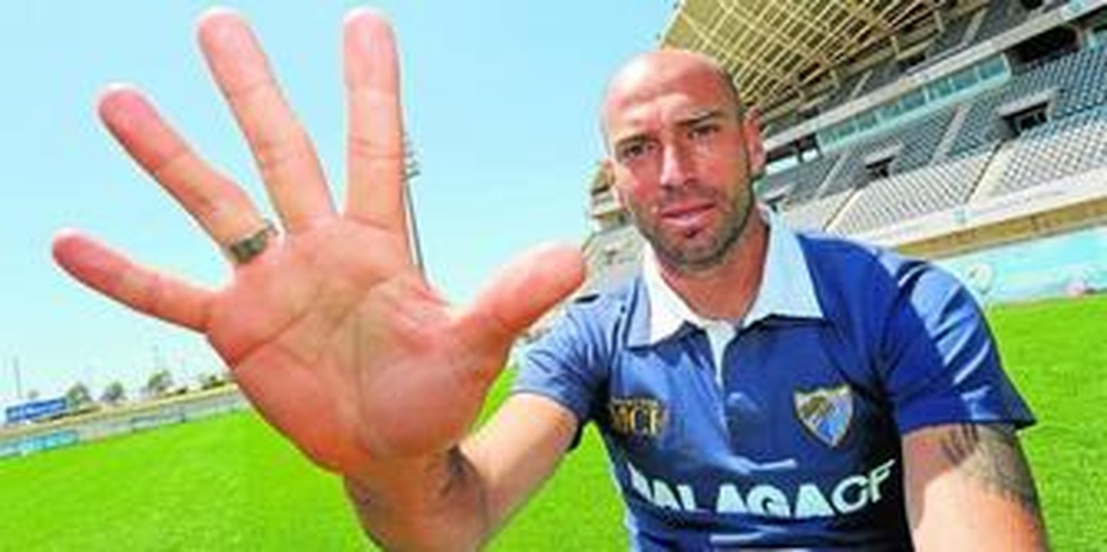 Willy Caballero muestra, un par de días después, la mano con que evitó el gol de Adrián en el minuto 94 para ser campeones de Liga.
