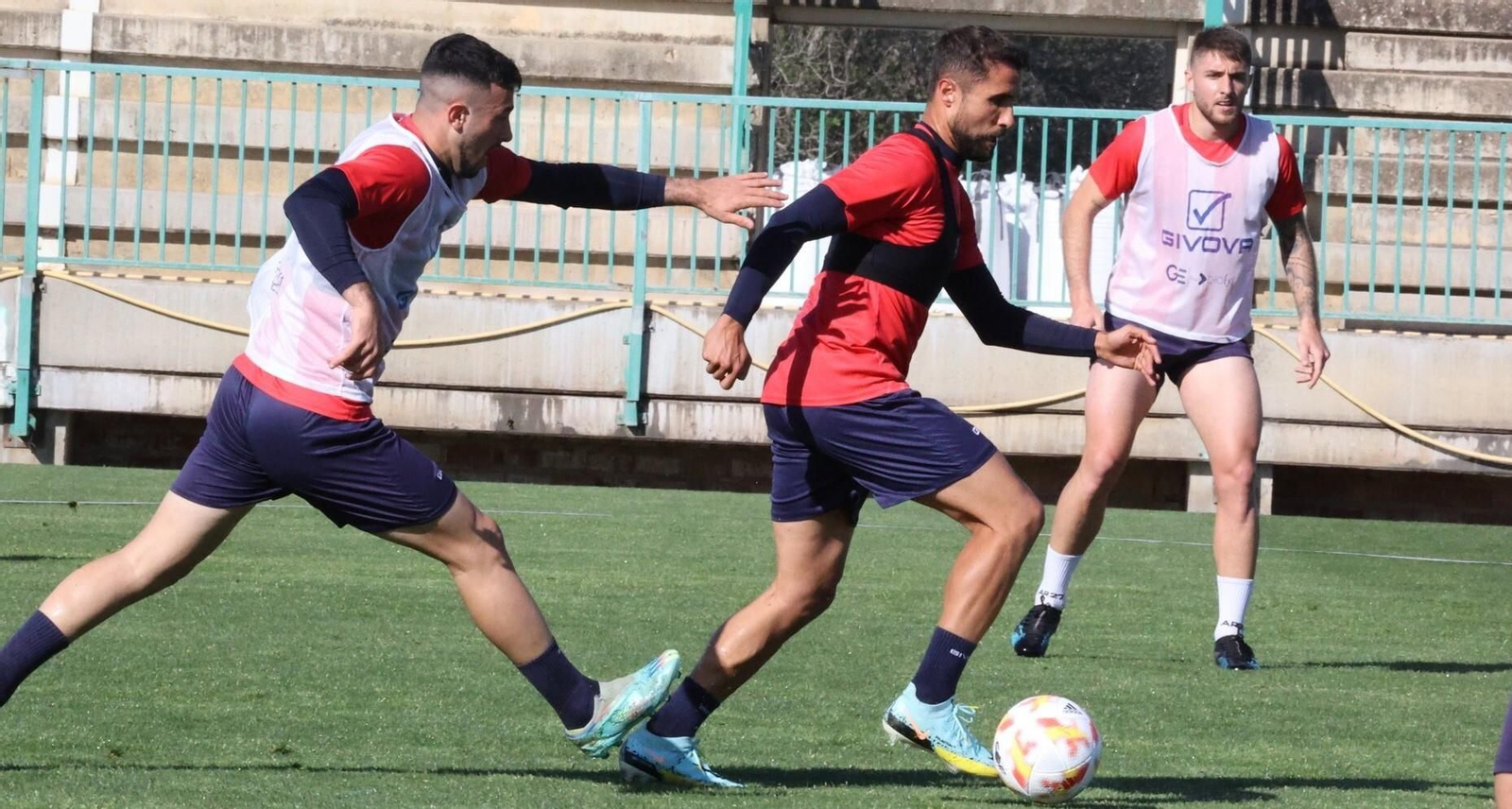 Canario es presionado por Puga en el entrenamiento del Córdoba CF de este domingo.