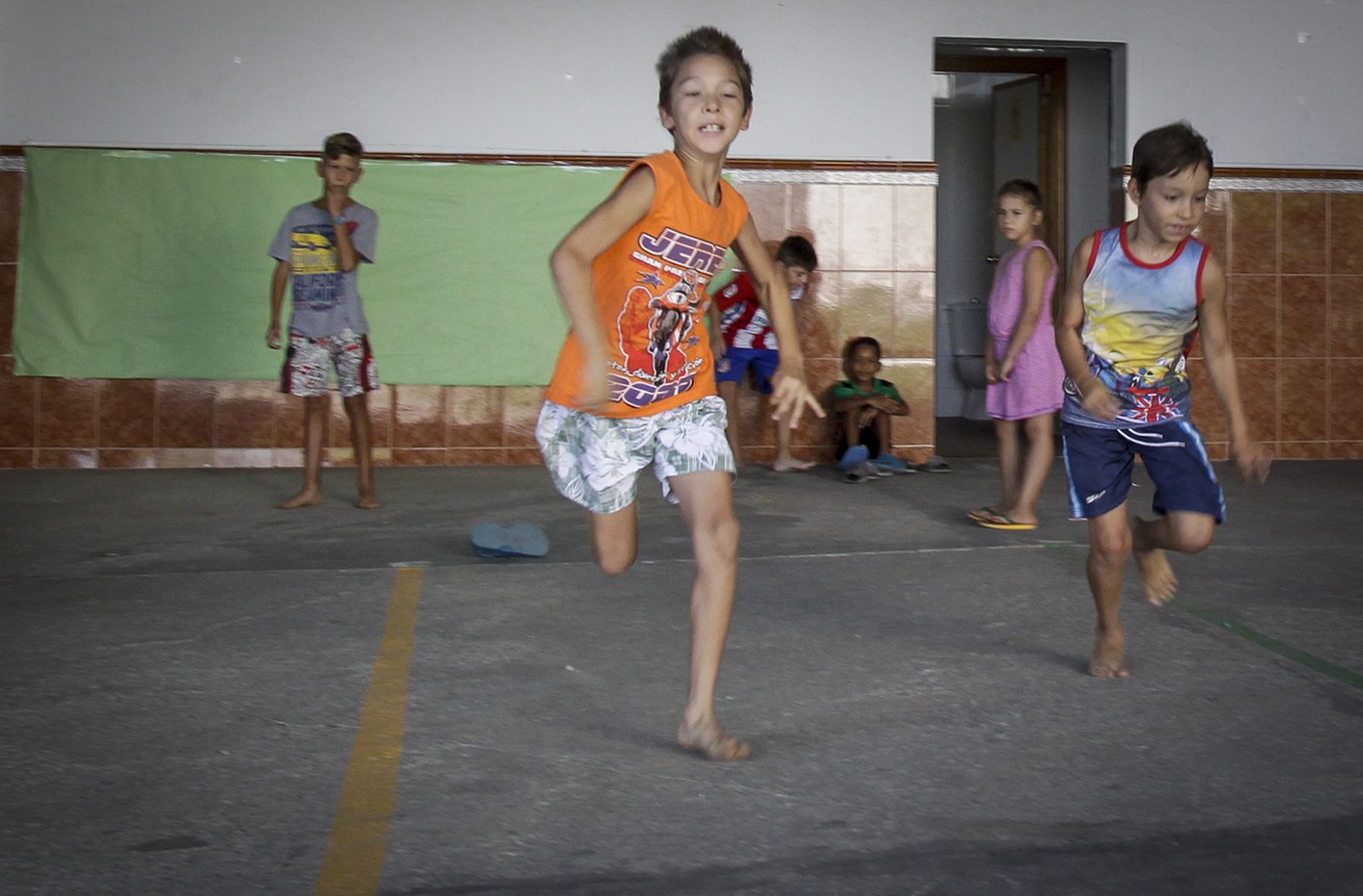 Varios niños juegan ayer en el recreo del colegio San Juan de Dios, donde participan 30 menores.