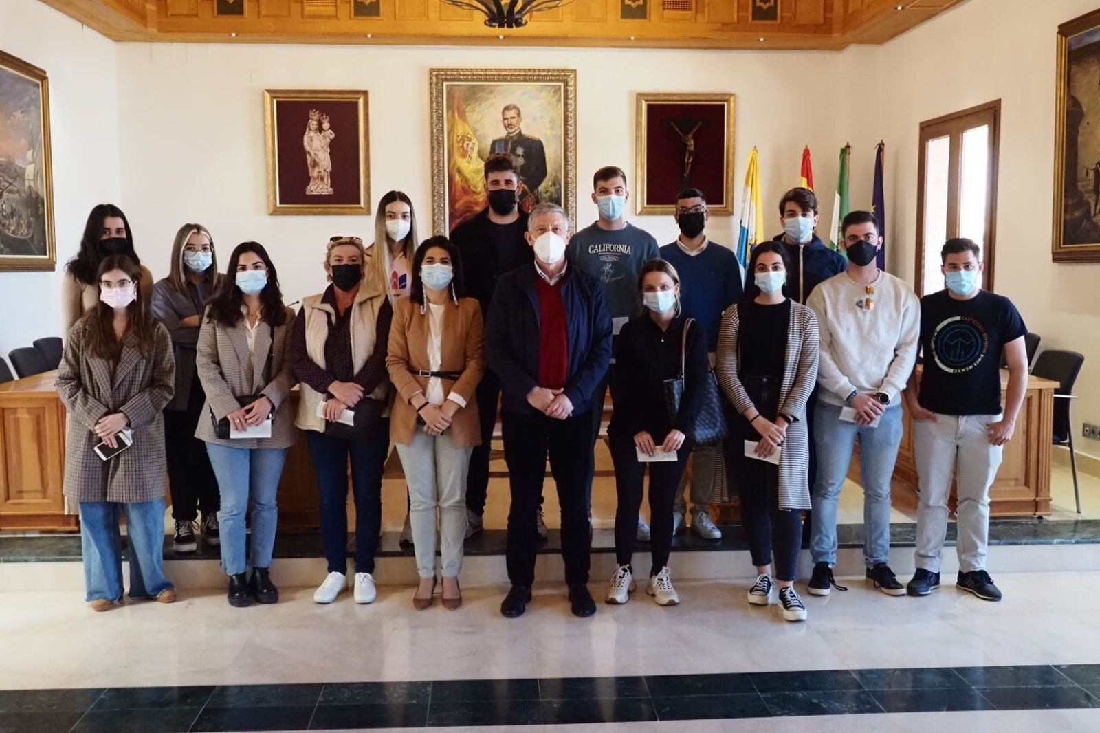 El alcalde de Palos con los becarios.