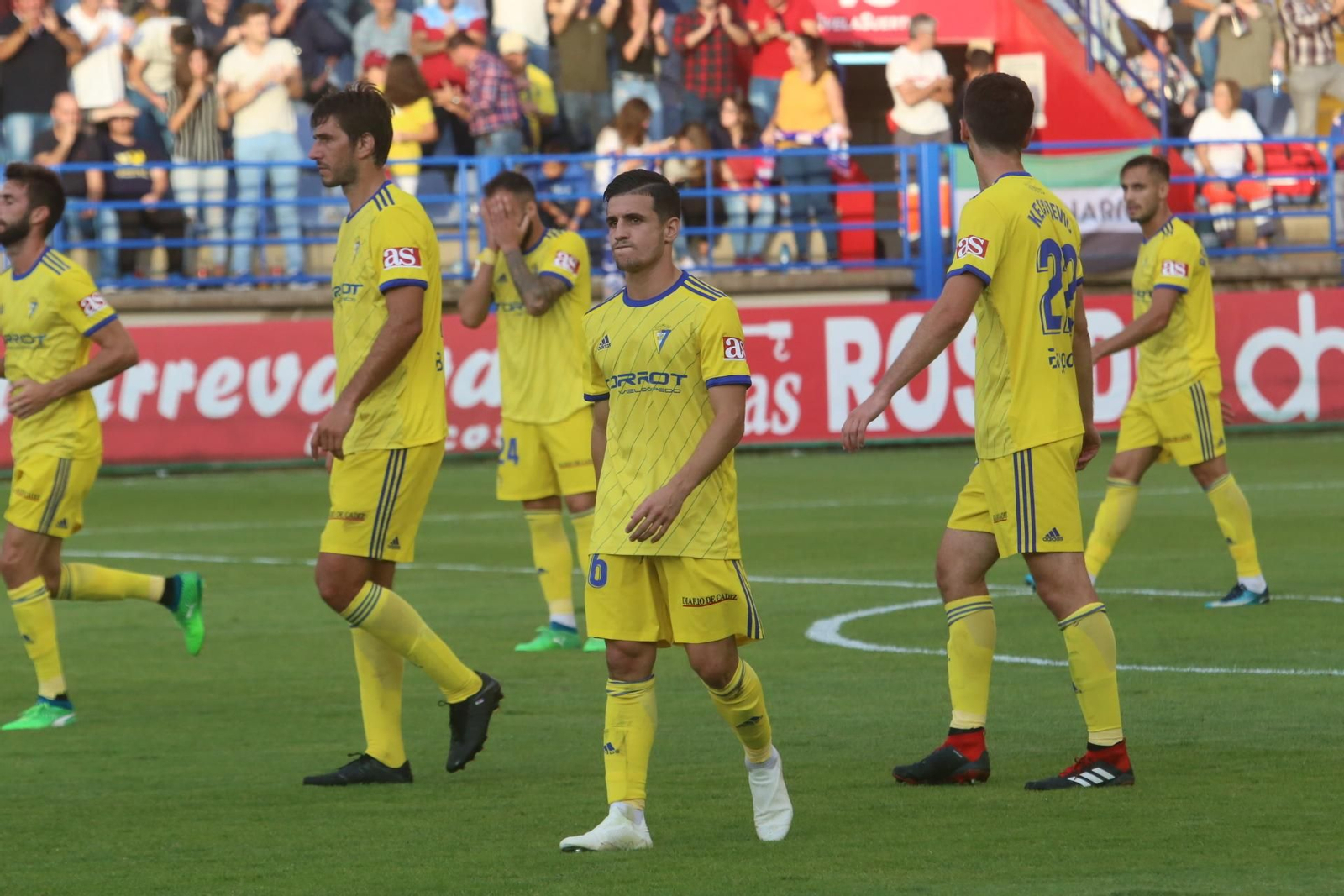 Los jugadores cadistas se retiran con gesto serio, con Matos en primer término.