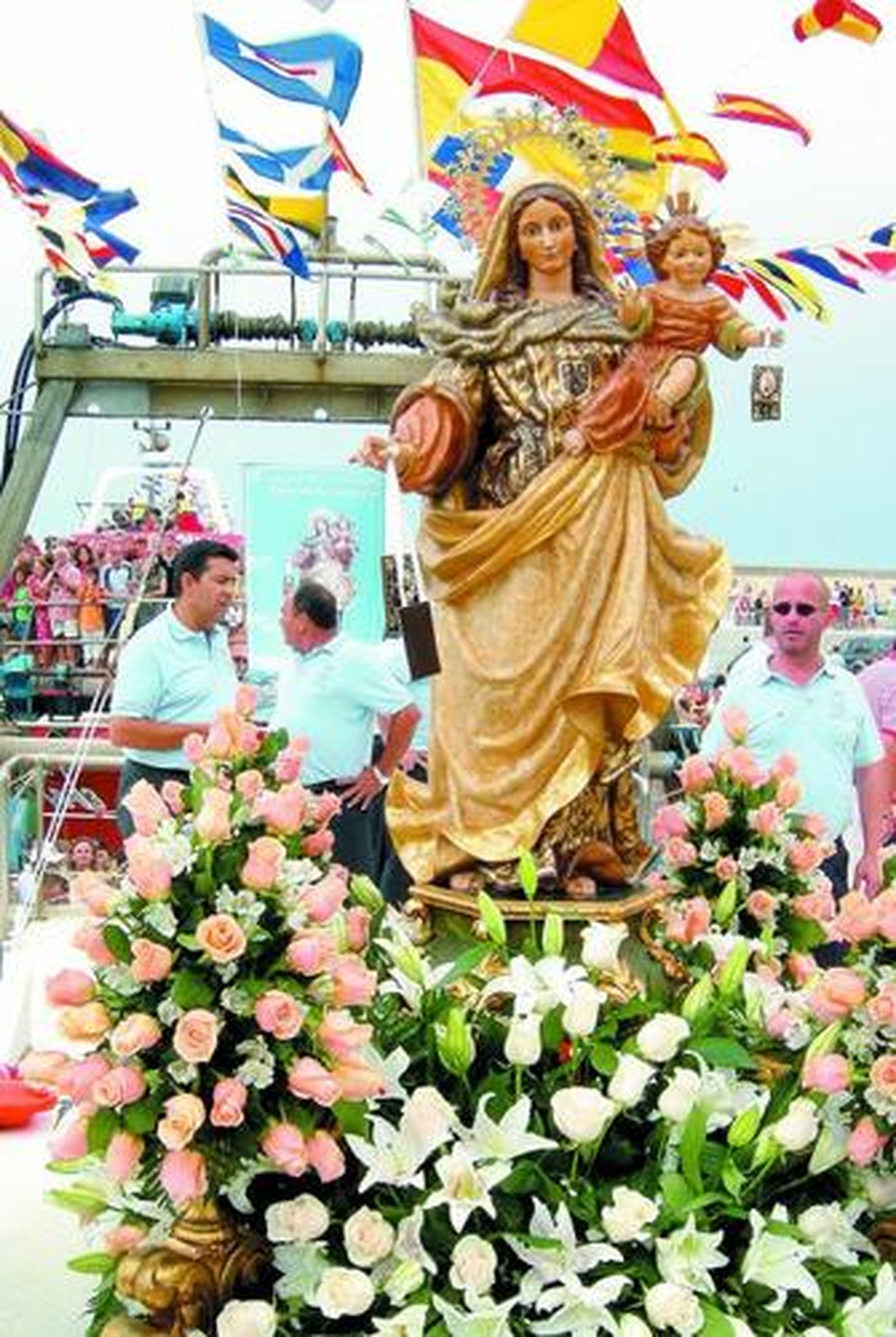 La Virgen del Carmen a bordo del navío Costa de Garrucha durante la procesión de ayer.