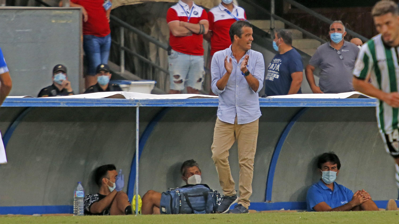 Pérez Herrera aplaude a sus jugadores en un partido en Chapín.