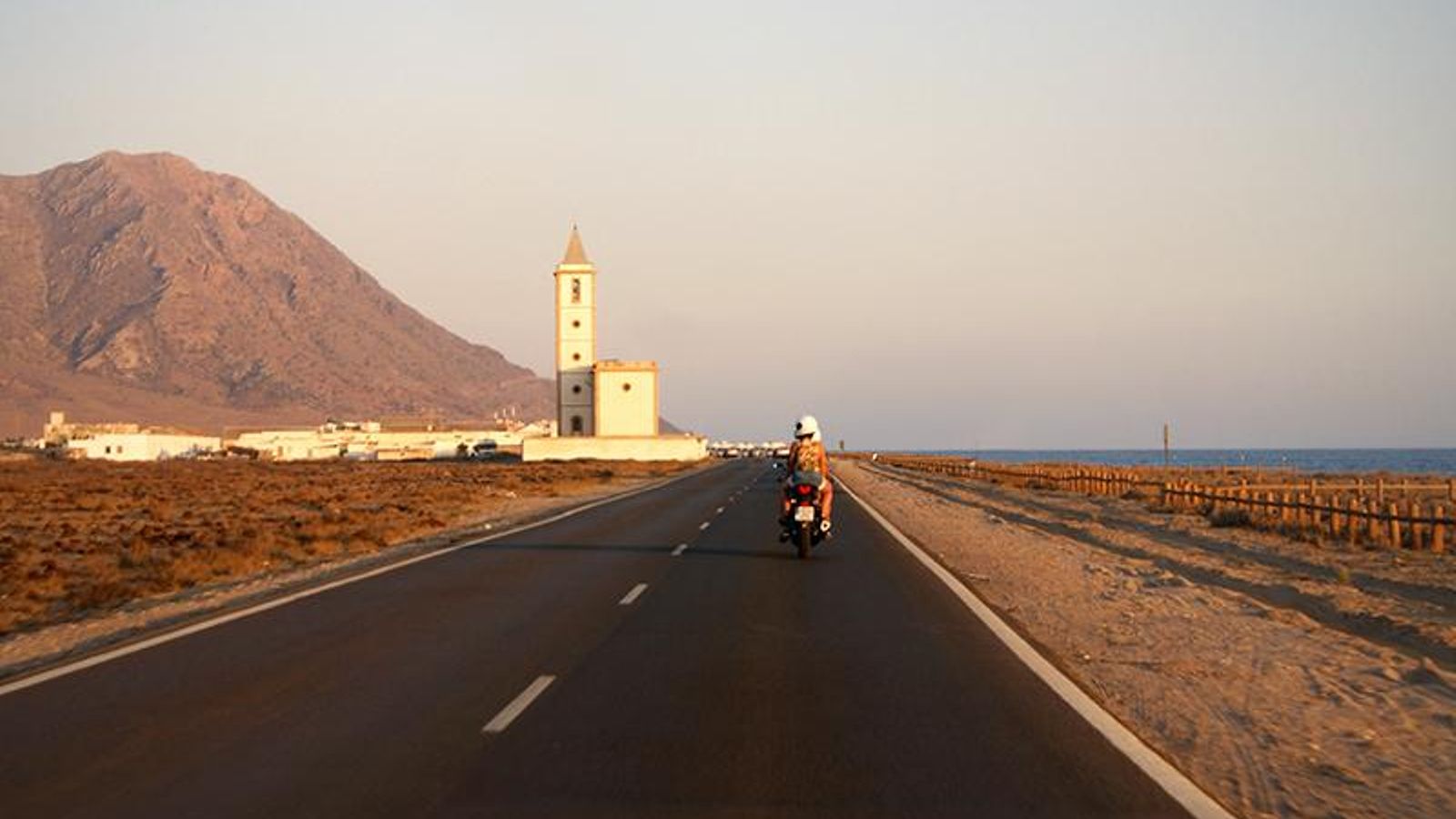 Carretera entre Cabo de Gata y Las Salinas