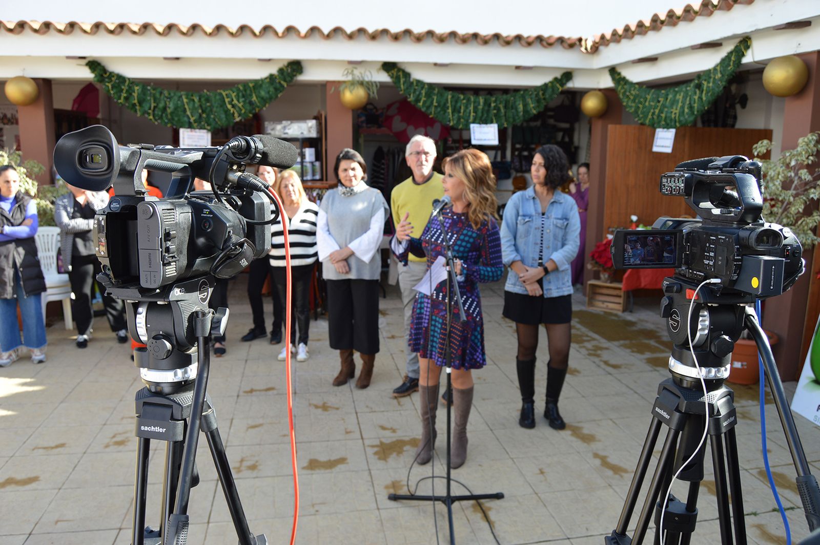 La alcaldesa en la inauguración del Mercado Navideño.