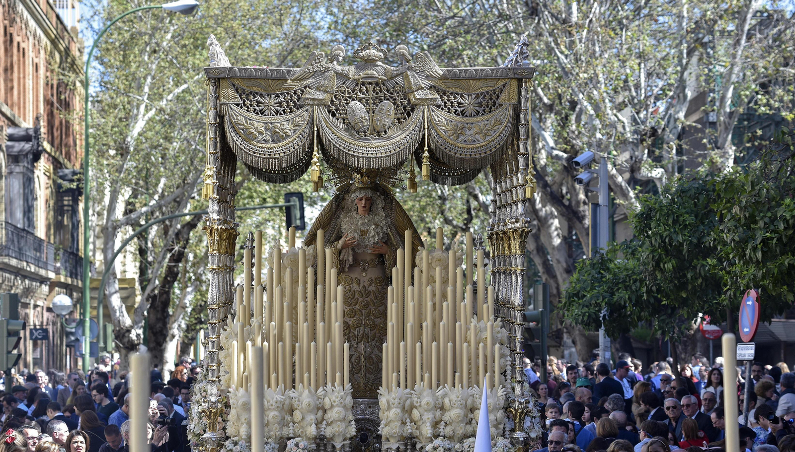 El paso de palio de la Virgen de los Ángeles avanza por la calle Recaredo tras salir de su capilla.