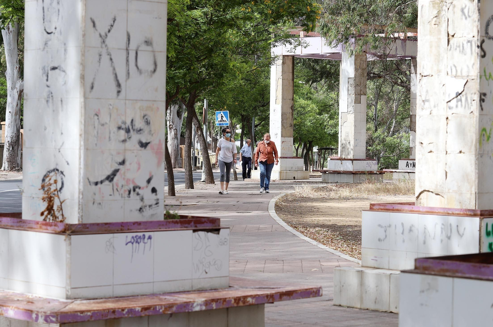 Imágenes de la suciedad, deterioro y abandono de los miradores del Conquero