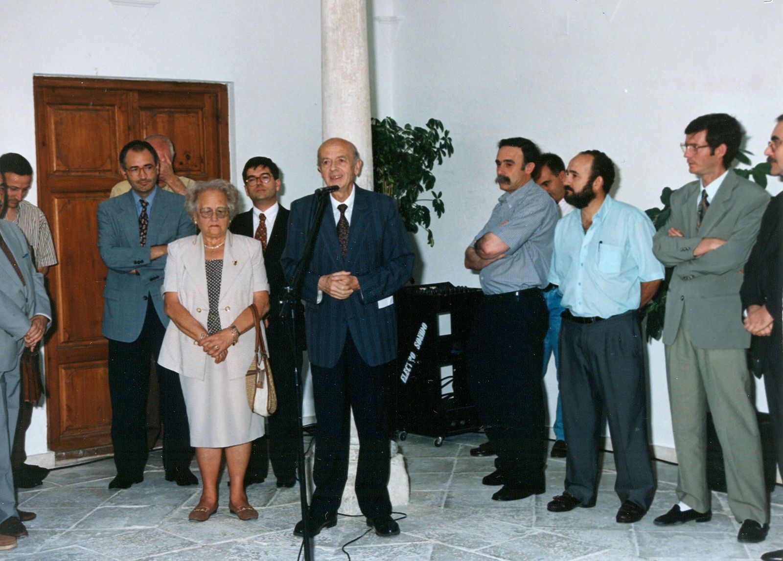 Miguel Guirao Pérez, junto a su hermana Encarnación, se dirige a los asistentes en julio de 1995.