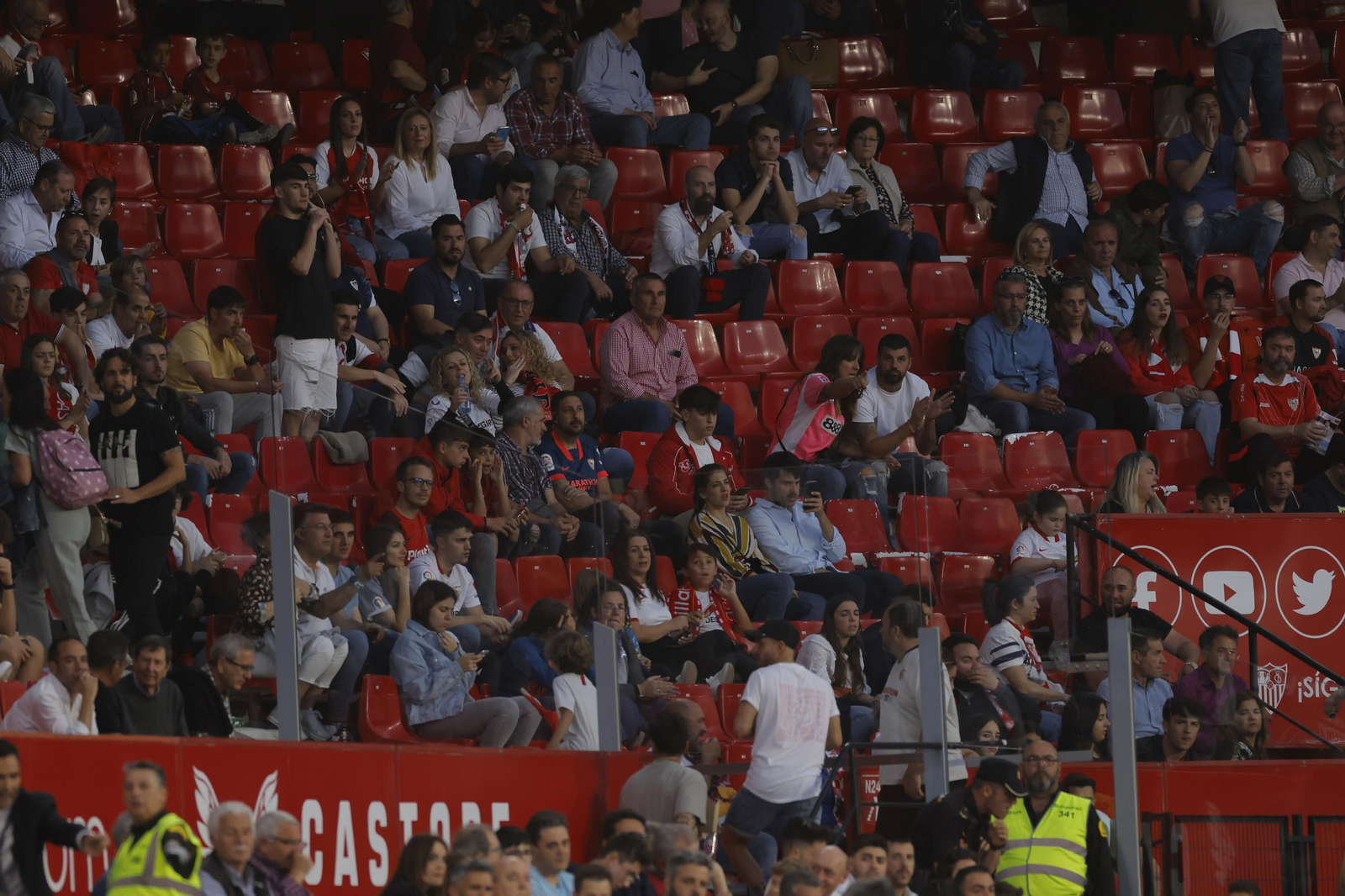 Búscate en las fotos del Sevilla-Celta