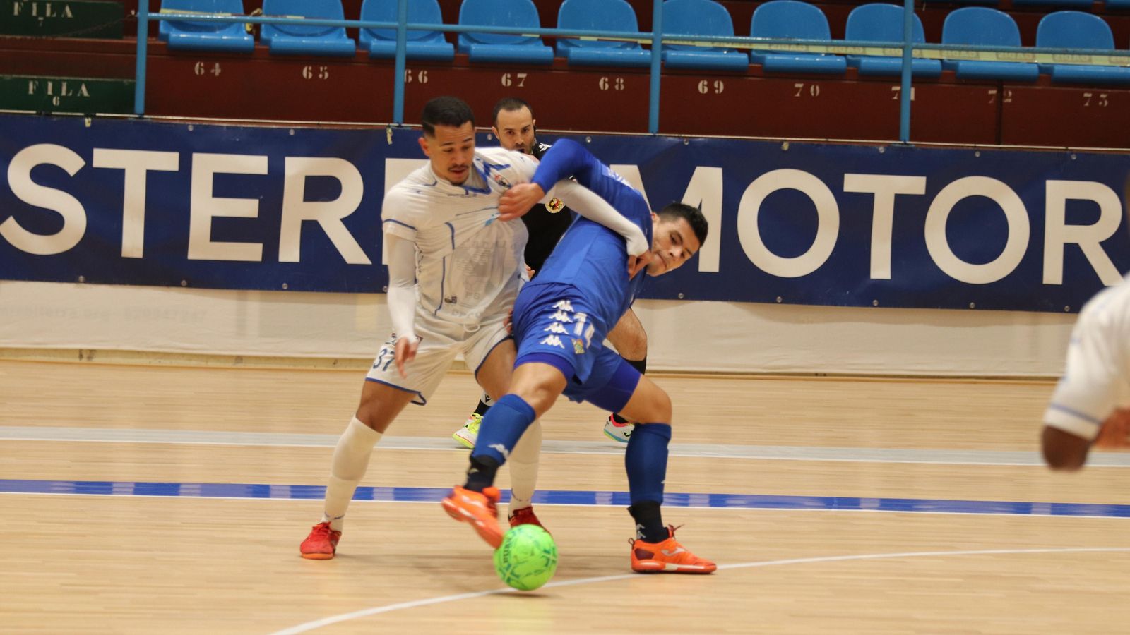 El bético Bocao intenta proteger la pelota ante Thalles.