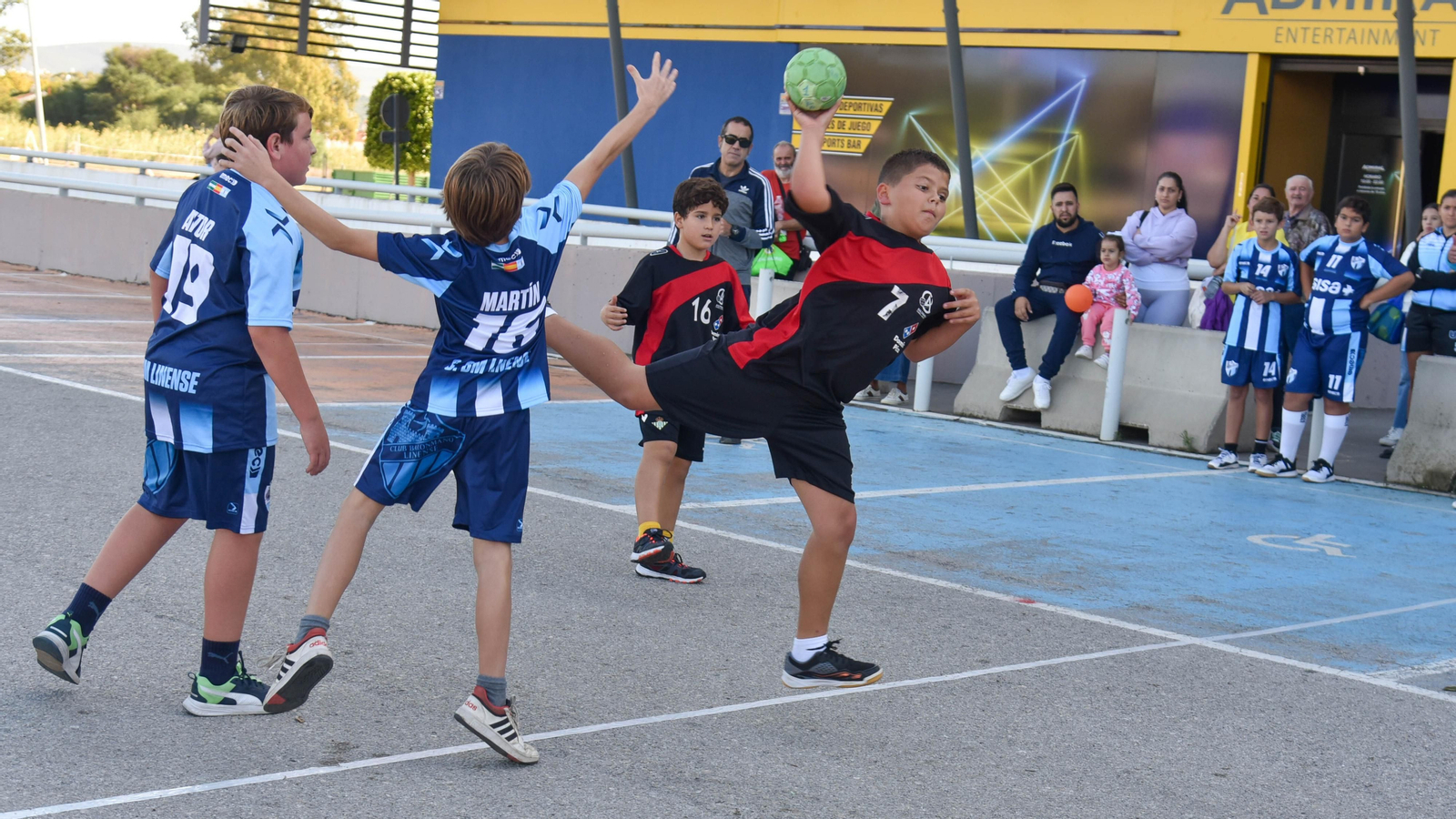 Las fotos de la jornada de balonmano calle del Ciudad de Algeciras en Bahía Plaza