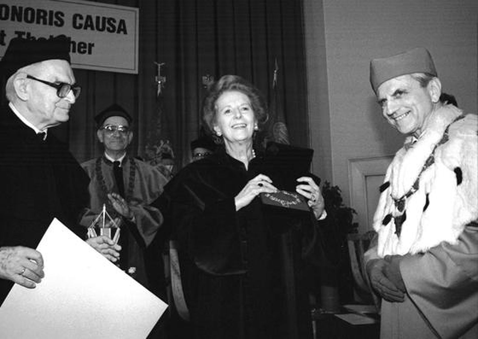 Margaret Thatcher recibe el título de Doctor Honoris Causa de la Universidad de Economía de Poznan (Polonia) en 1996.

Foto: EFE