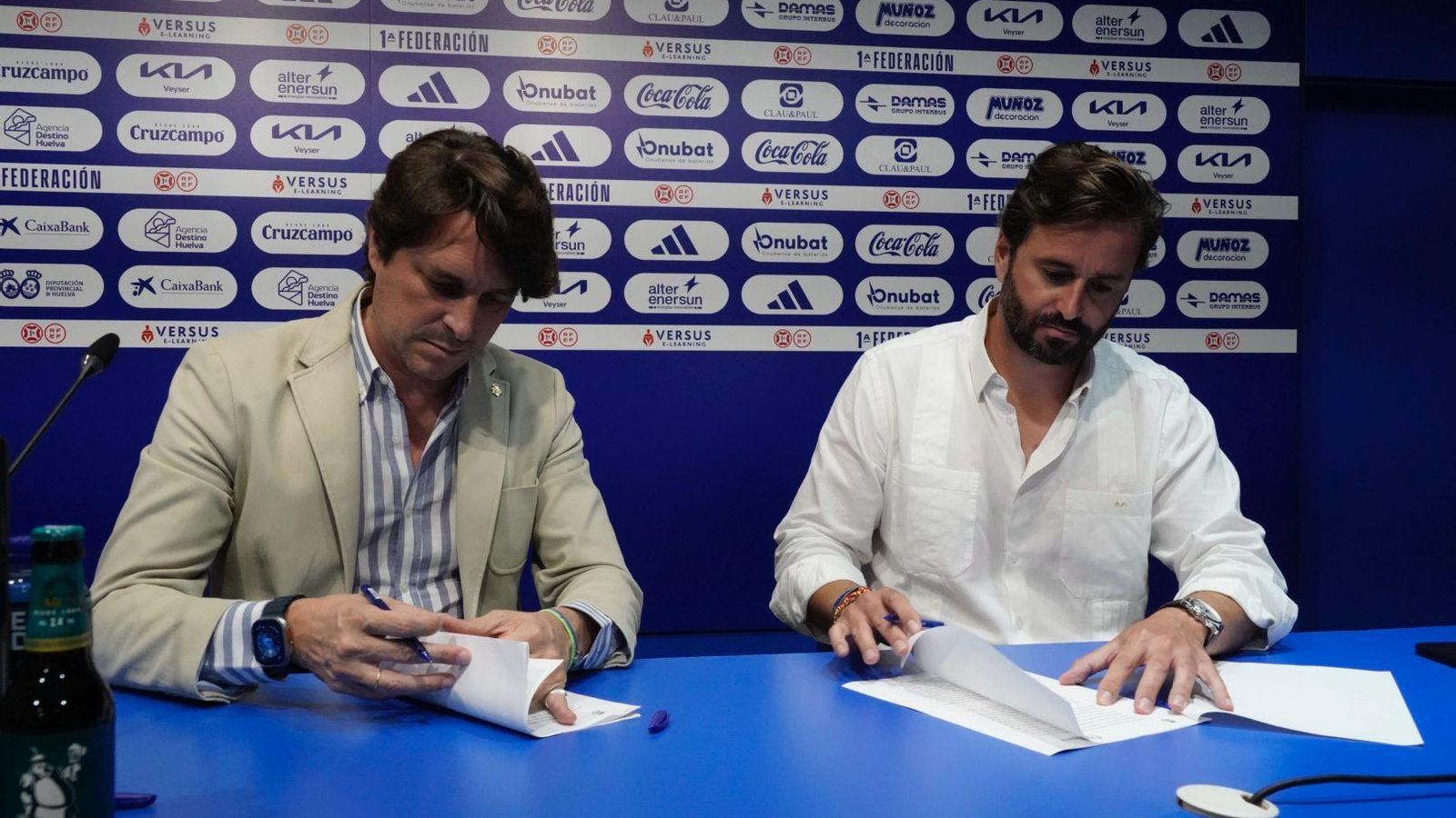 Momento de la firma entre el Recreativo y la Cámara de Comercio de Huelva.