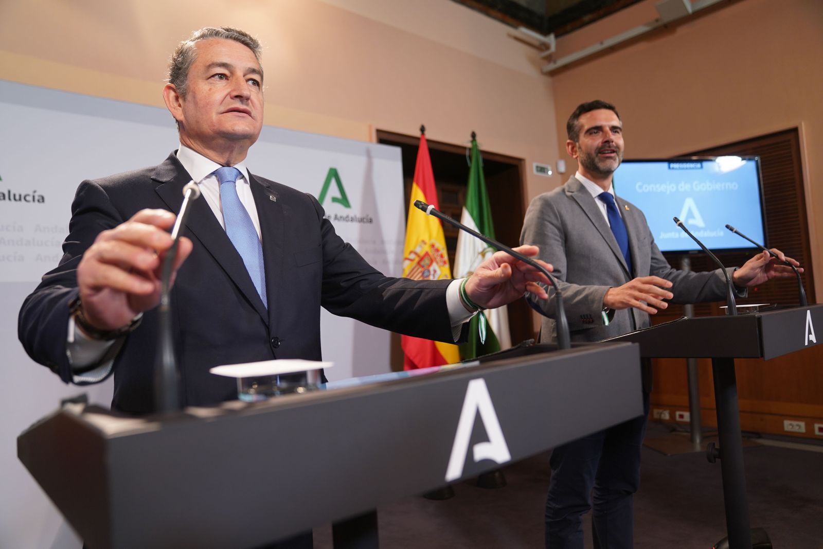 El consejero Antonio Sanz da cuenta de los asuntos del Consejo de Gobierno.