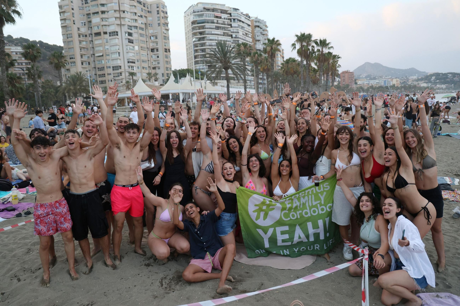 Así se vive la noche de San Juan en la playa de la Malagueta de Málaga, en fotos