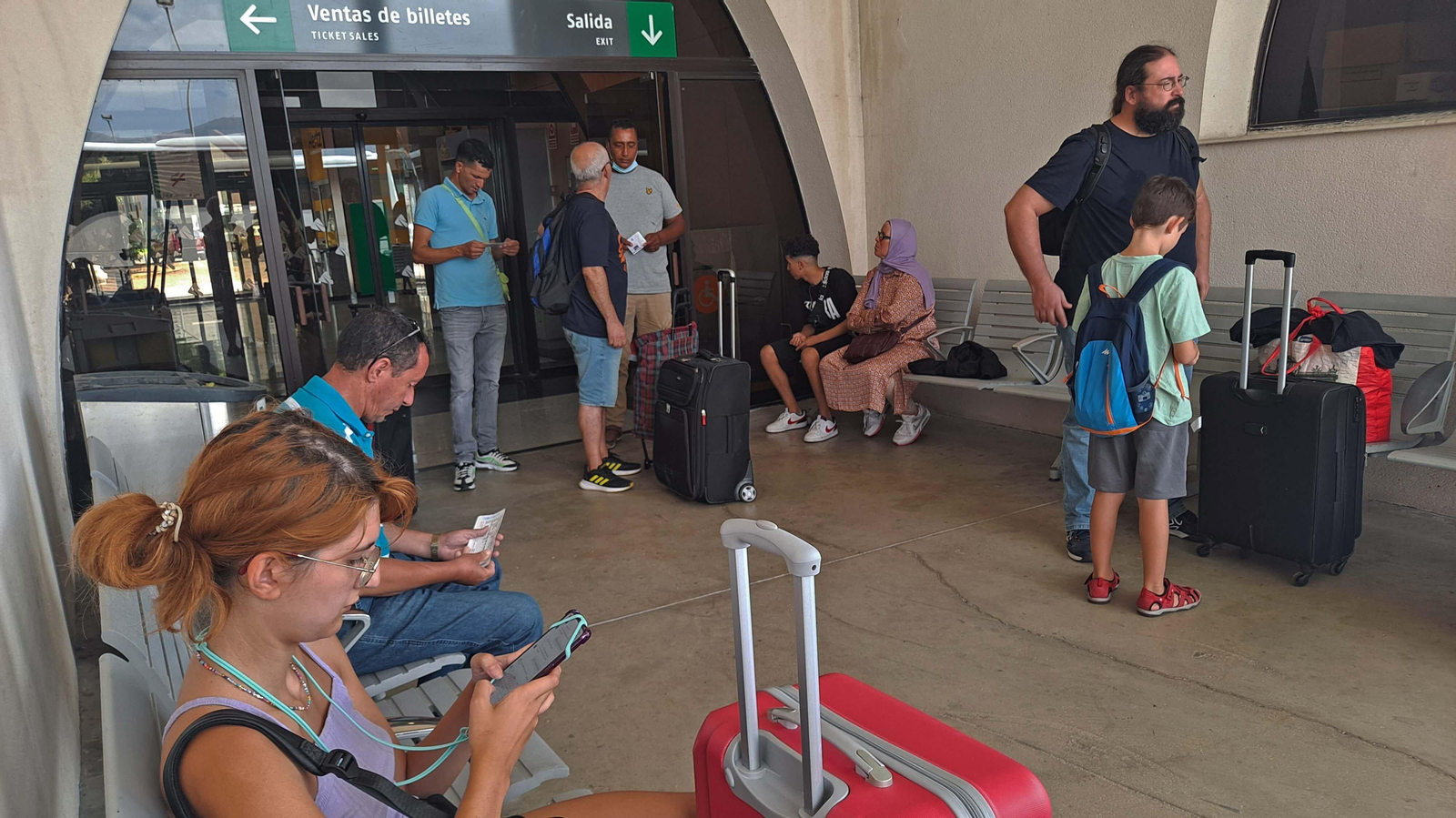 Usuarios de Renfe esperando a montar en el bus que les lleva a Málaga Usuarios de Renfe esperando a montar en el bus que les lleva a Málaga