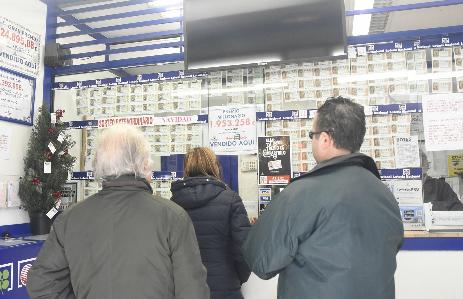 Varias personas esperan su turno en una administración de lotería de la capital.