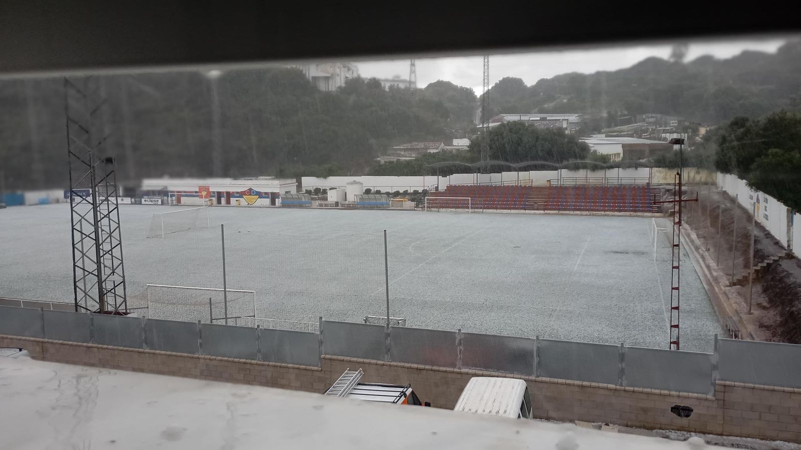 El campo de fútbol de Guadiaro, cubierto de granizo.