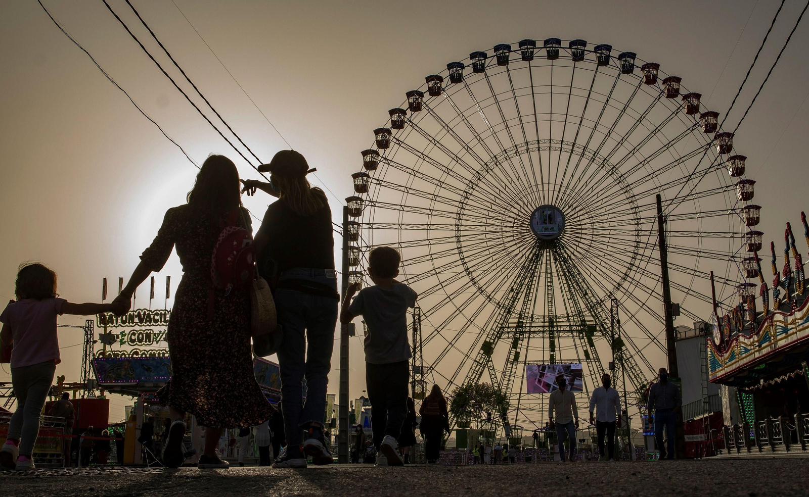 El parque móvil de atracciones Vive Park, durante su instalación en Sevilla.