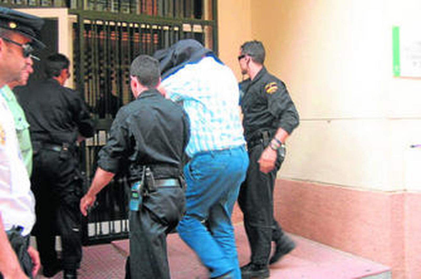 El detenido, al entrar en las dependencias judiciales de Estepona.