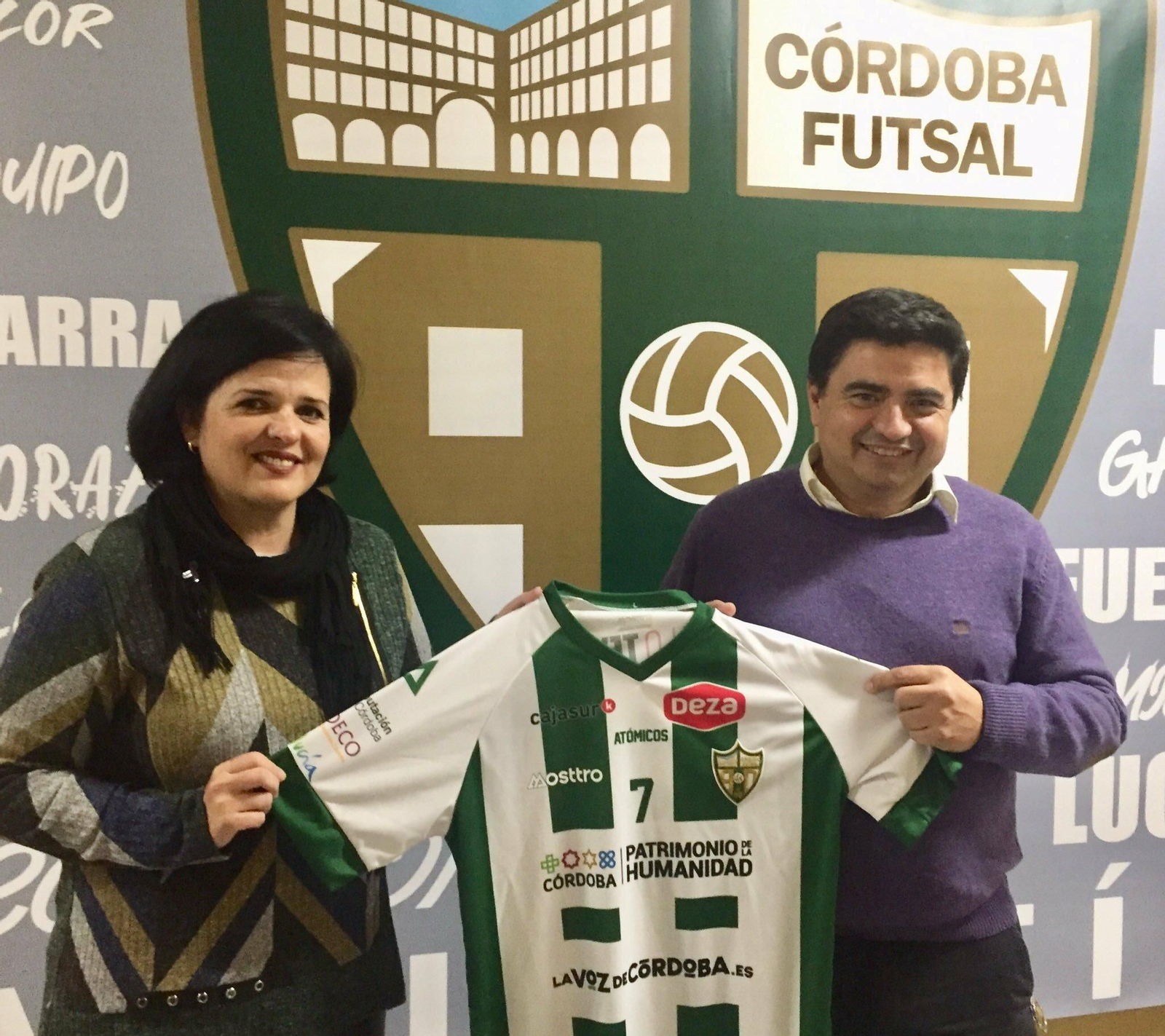 Susana Sánchez y José García Román posan con la nueva camiseta del Córdoba Patrimonio Atómicos.