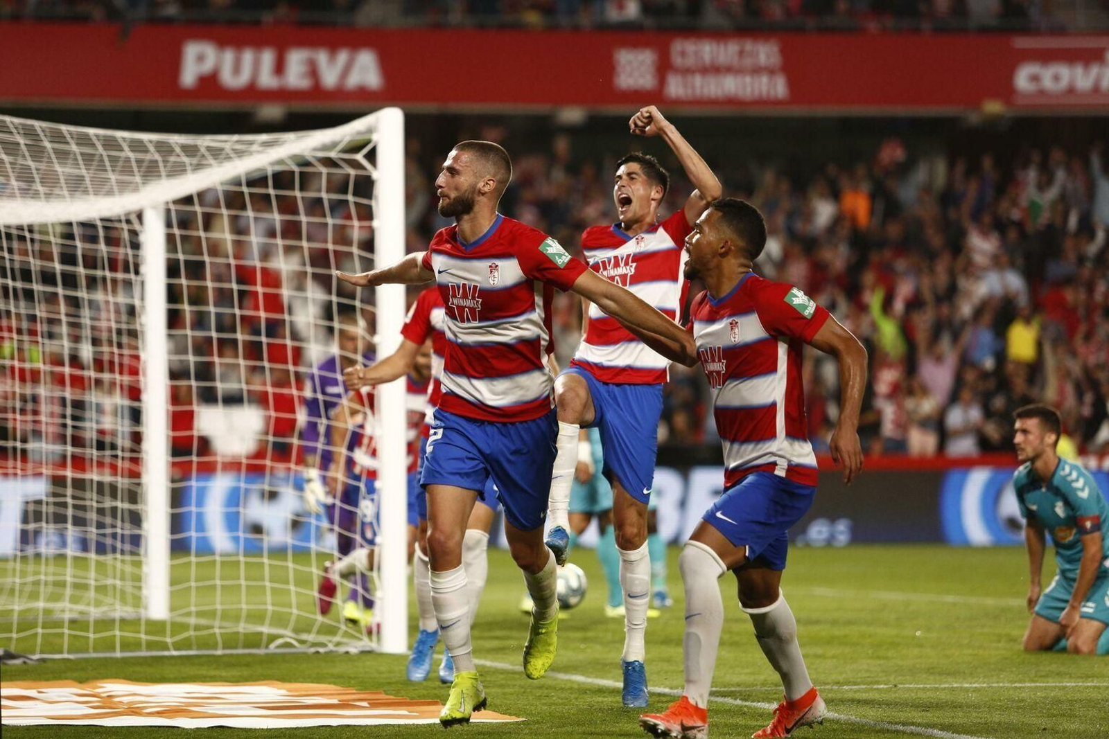 Domingos Duarte celebra un gol ante Osasuna en Los Cármenes