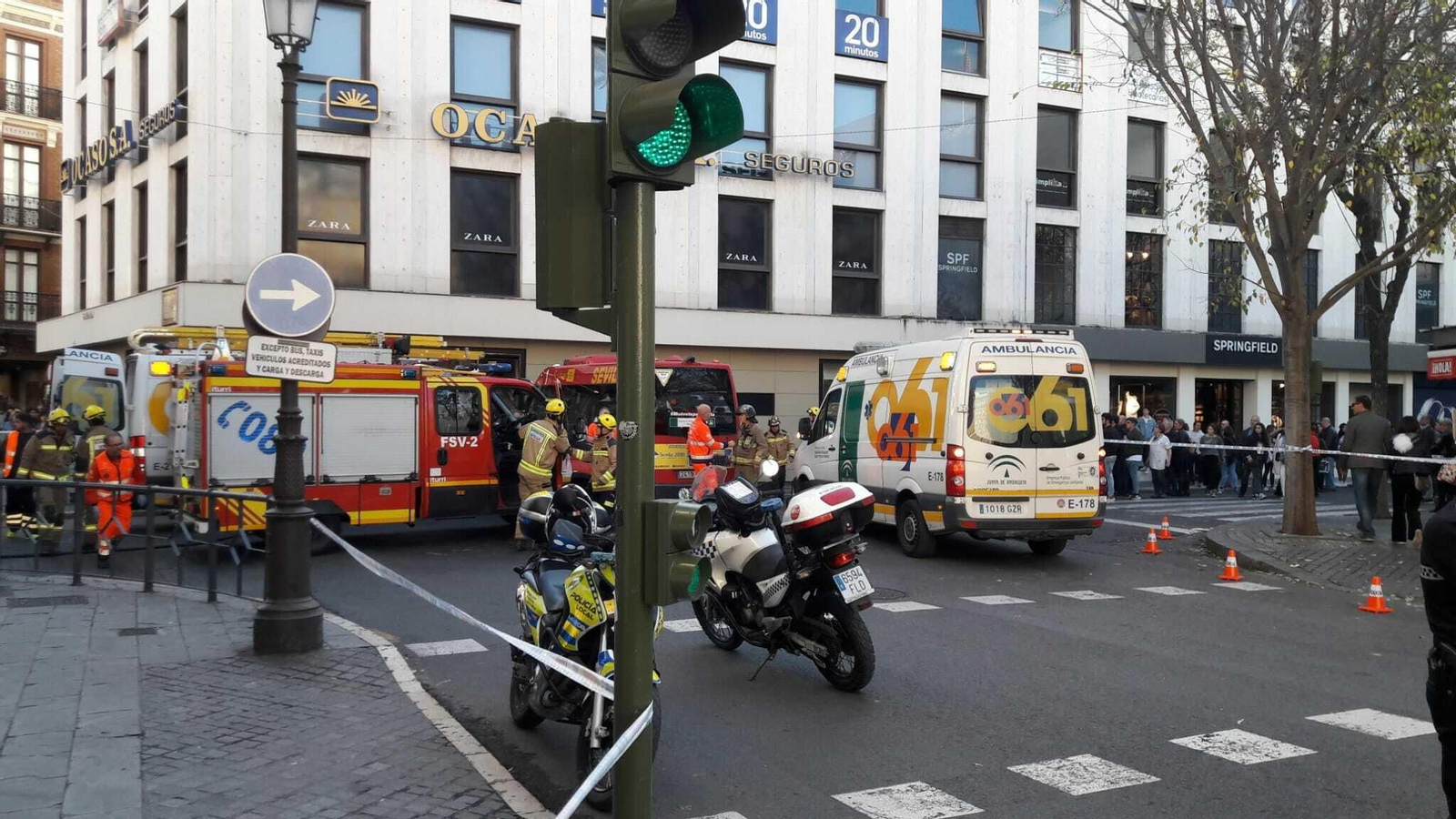 Imágenes del accidente de un microbús de Tussam en la Campana