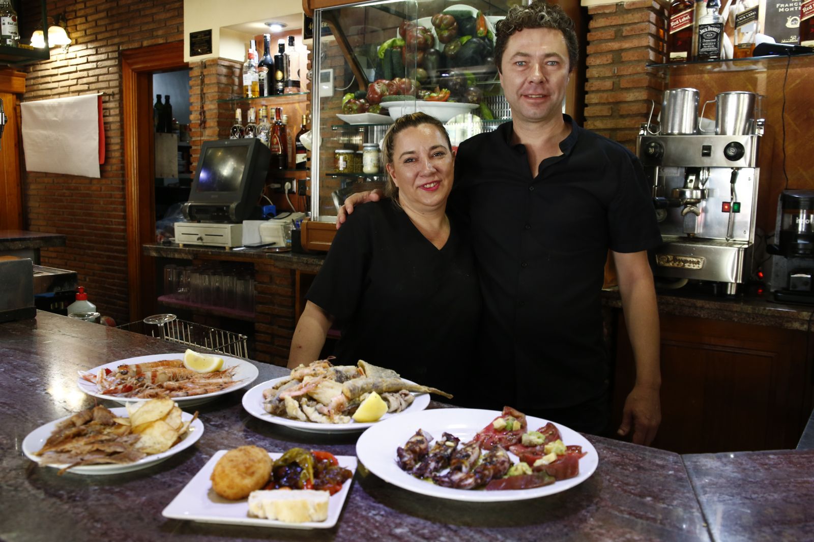 Sonia Pérez, cocinera, y Ramón Molinero, propietario del Mesón.