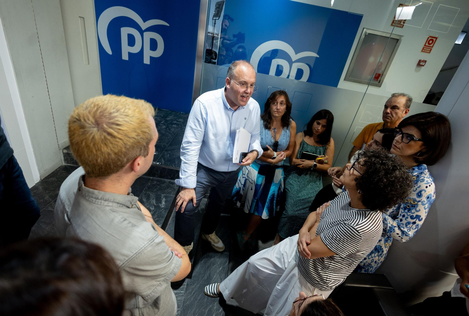 Miguel Tellado, secretario general del PP, conversa con los periodistas en la sede de Génova.