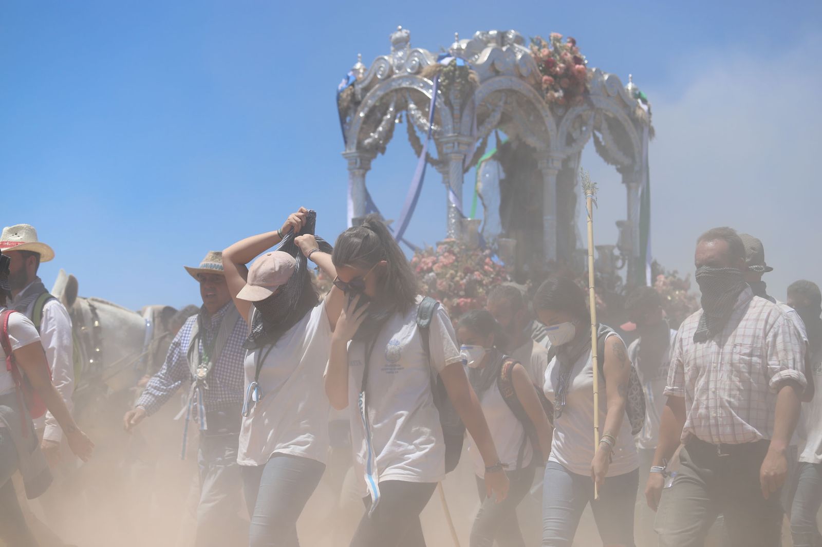 Imágenes de la Hermandad del Rocío de Huelva en el camino