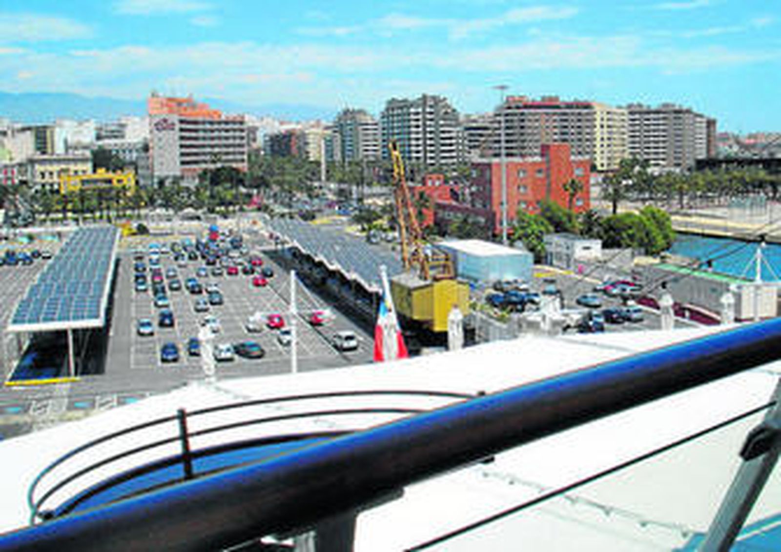 Vista de la ciudad desde el crucero MS Europa y entrega de la metopa al representante de la Autoridad Portuaria.