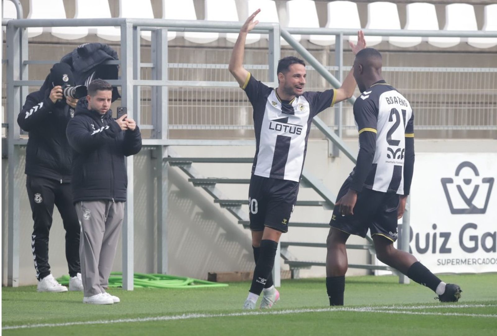 Álvaro González festeja su gol