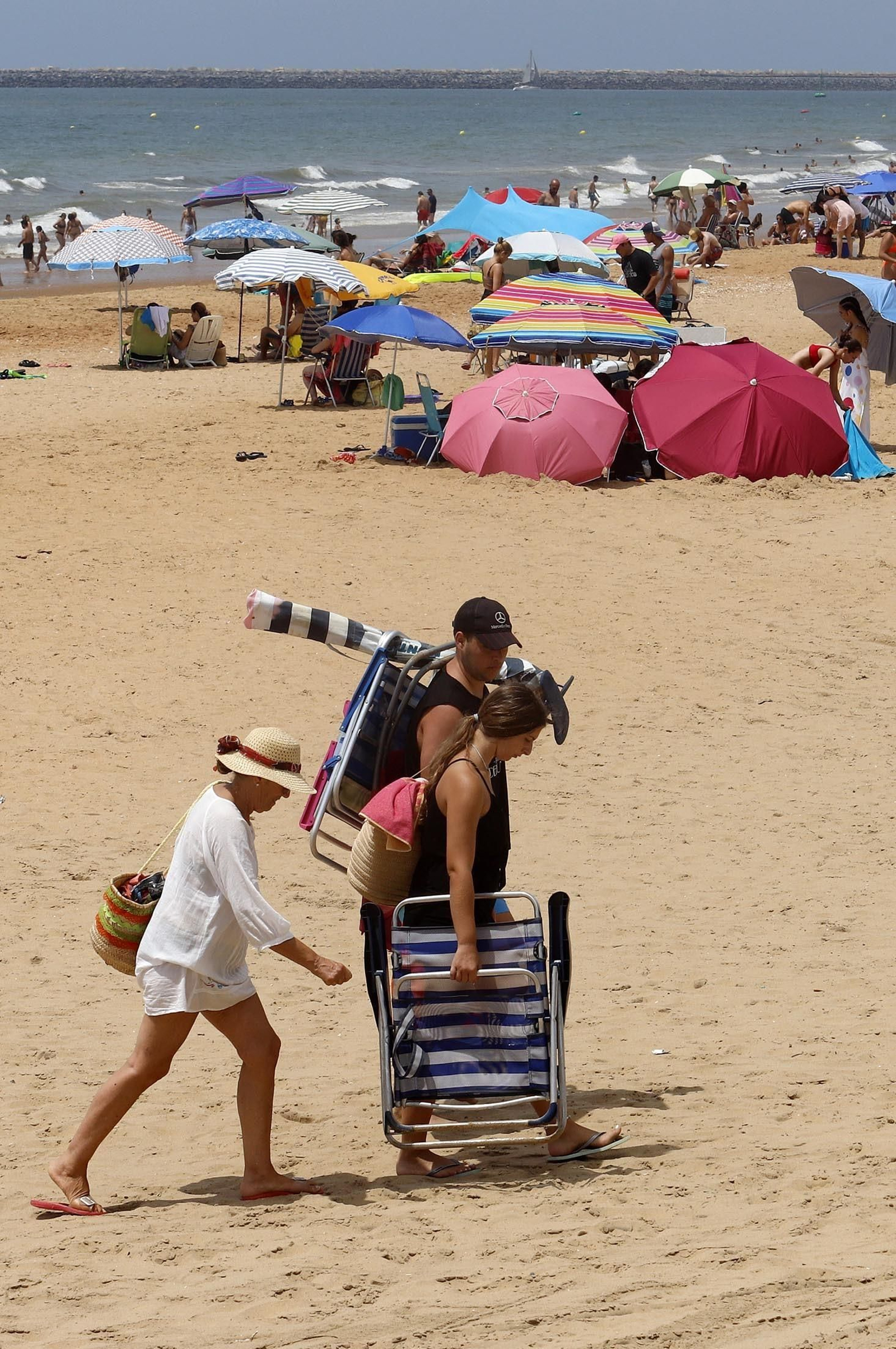 Un día en las playas de Huelva, en imágenes