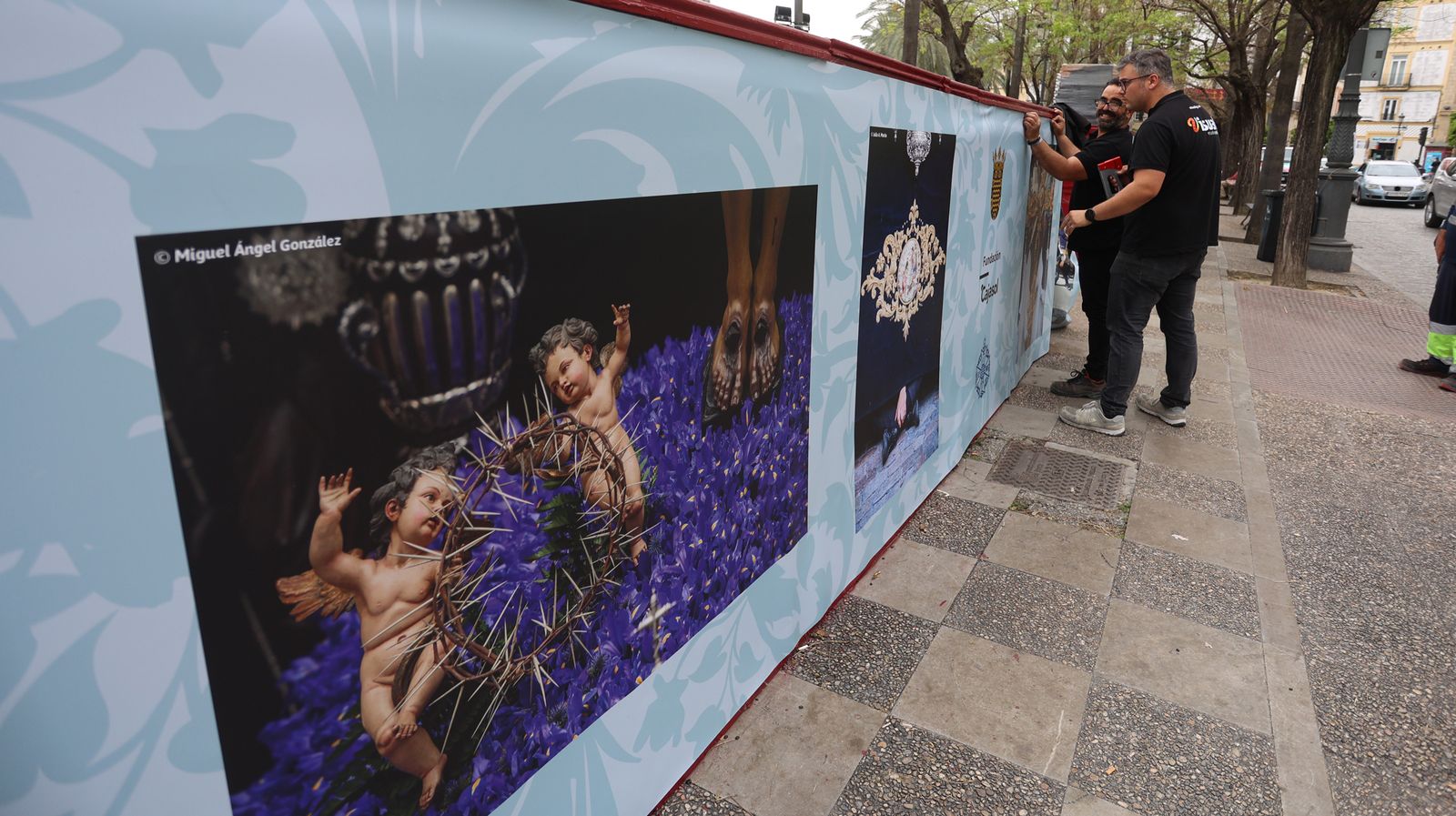 Varios operarios, montando las lonas cofradieras.