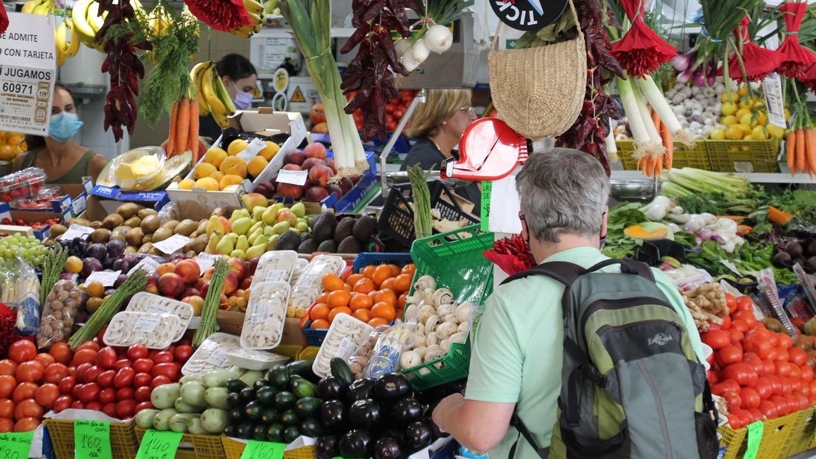 Uno de los puestos de verduras del mercado de Conil Uno de los puestos de verduras del mercado de Conil