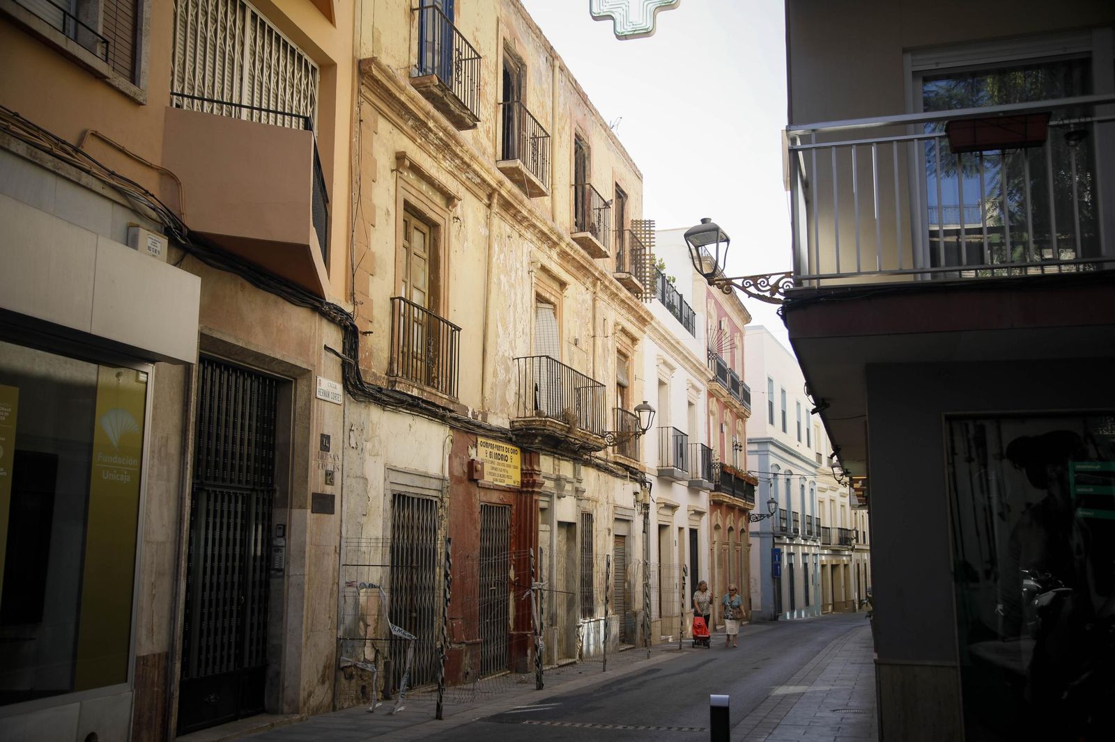 Vallas de seguridad interrumpen el paso de dos mujeres en esta acera de la Casa Palacio Góngora, en la calle Hernán Cortés.