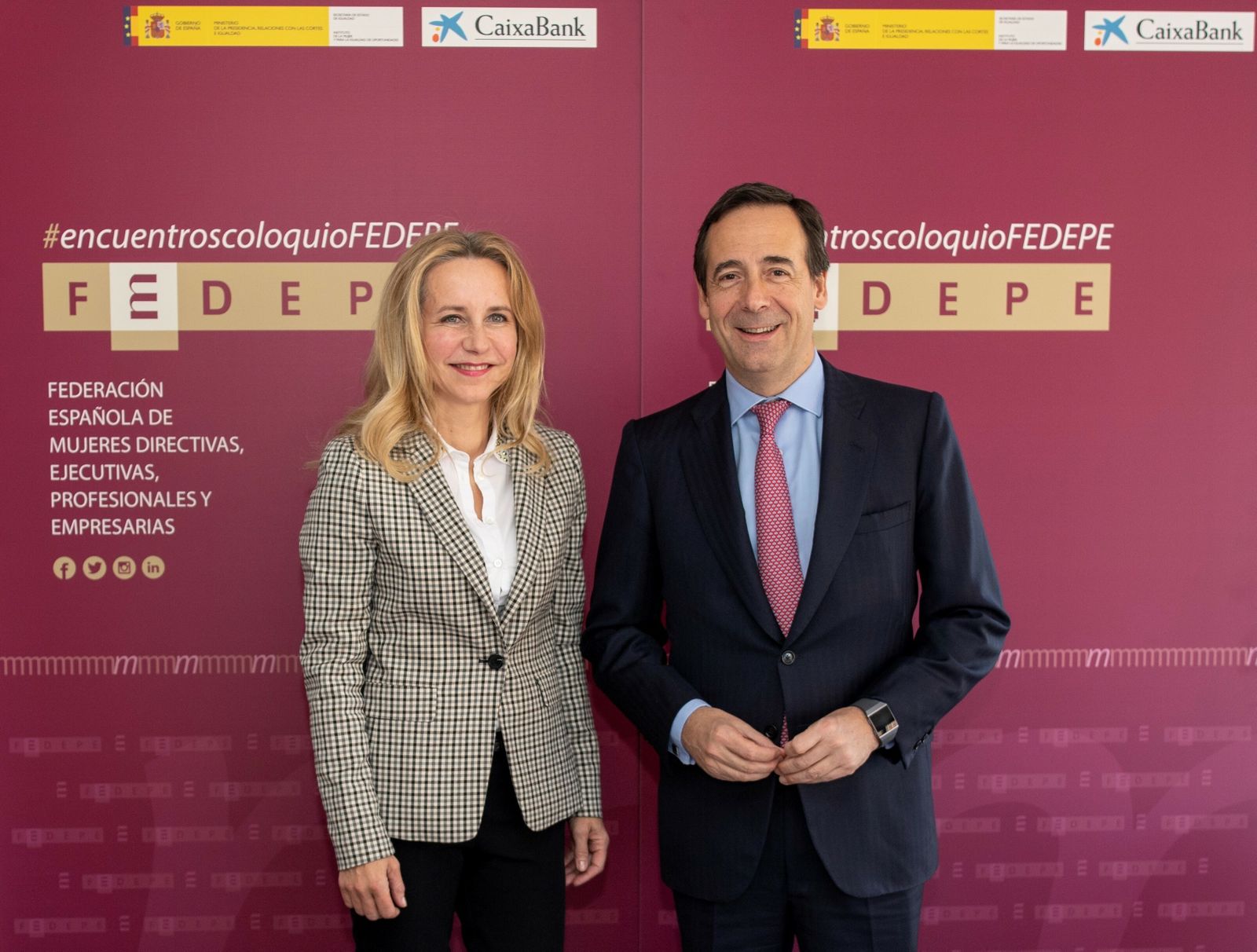 Ana Bujaldón, presidenta de Fedepe, y Gonzalo Gortázar, consejero delegado de Caixabank.