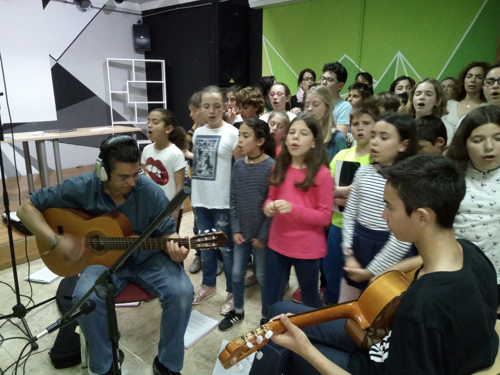 Los integrantes del coro, en una actuación.