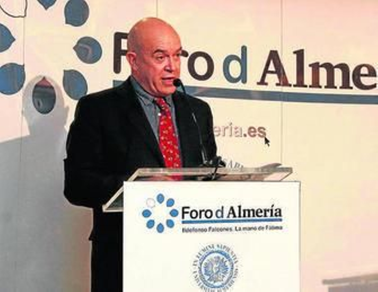 El vicerrector de la UAL, José Guerrero, presentó a Ildefonso Falcones.