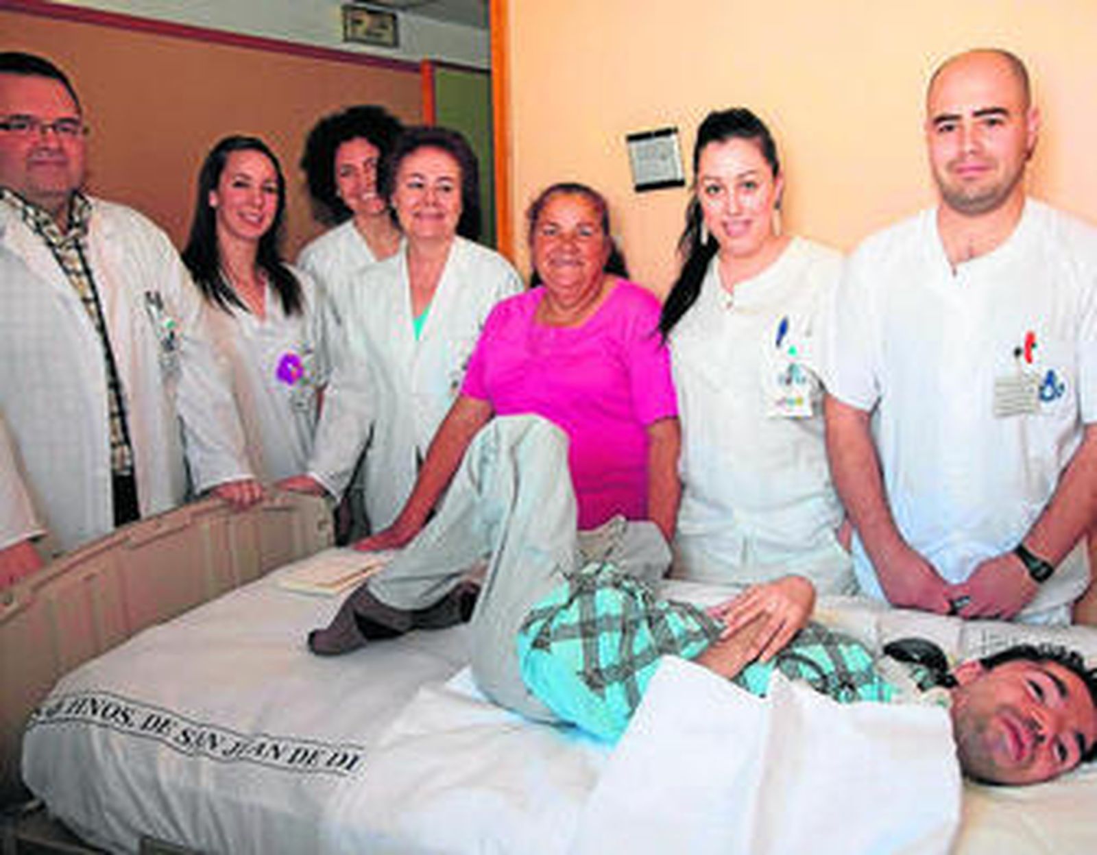 Manuel Fernández rodeado de sus cuidadores, su madre, el gerente del hospital y la directora pedagógica.