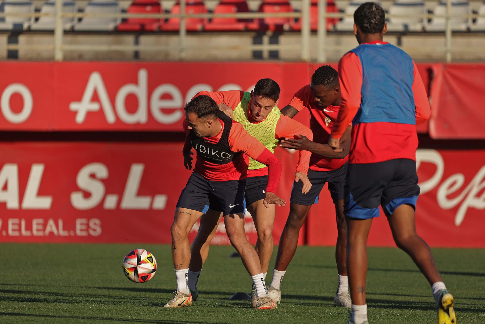La vuelta a los entrenamientos del Algeciras después del descanso de Navidad, en imágenes