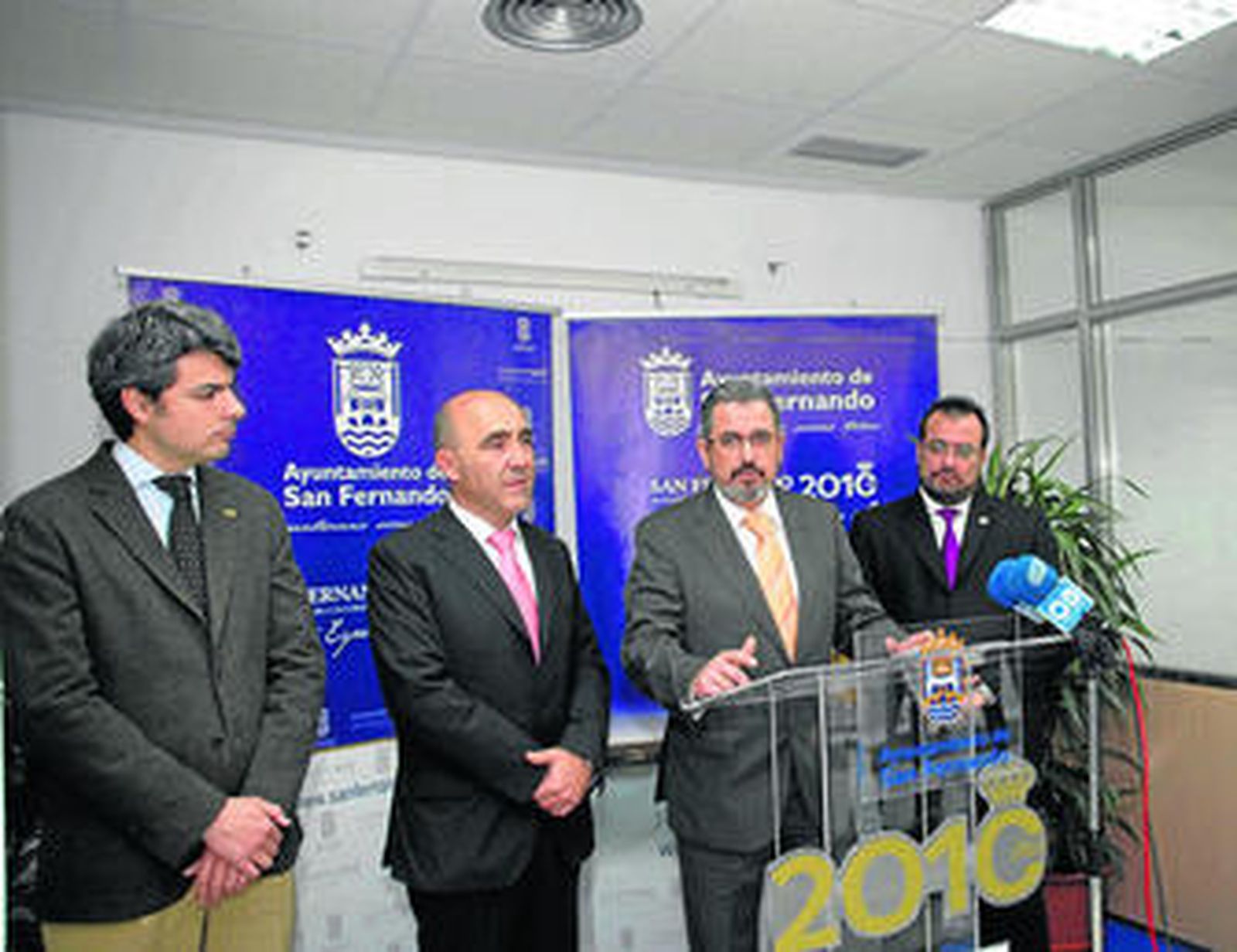 De i. a d., Romero, De Bernardo, Vilches y Camacho, ayer en la Oficina del Bicentenario.