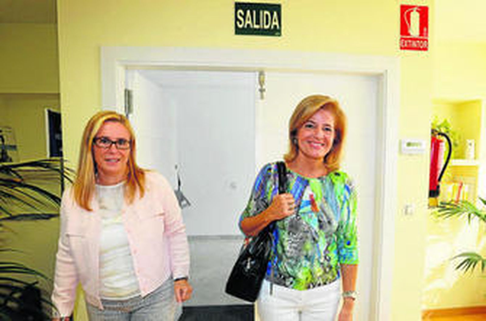 Ana María Mula, a la izquierda, acompaña a Esperanza Oña, ayer a la rueda de prensa en la que comunicó su decisión.