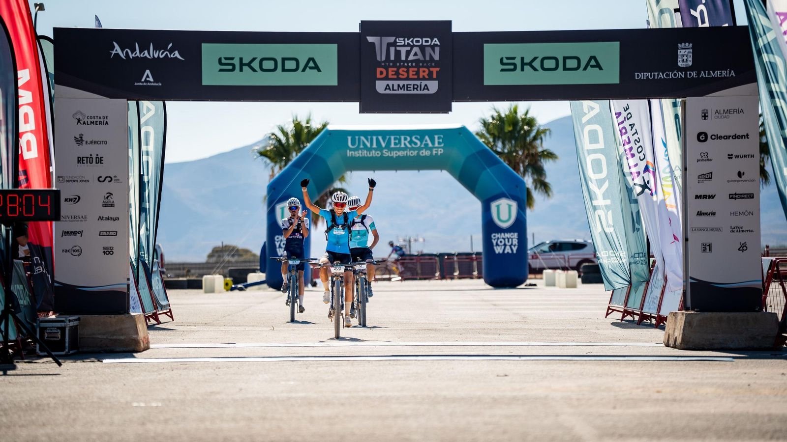 Un grupo de ciclistas a su llegada a línea de meta en la segunda etapa de la Titan Desert Almería que se está disputando esta semana.