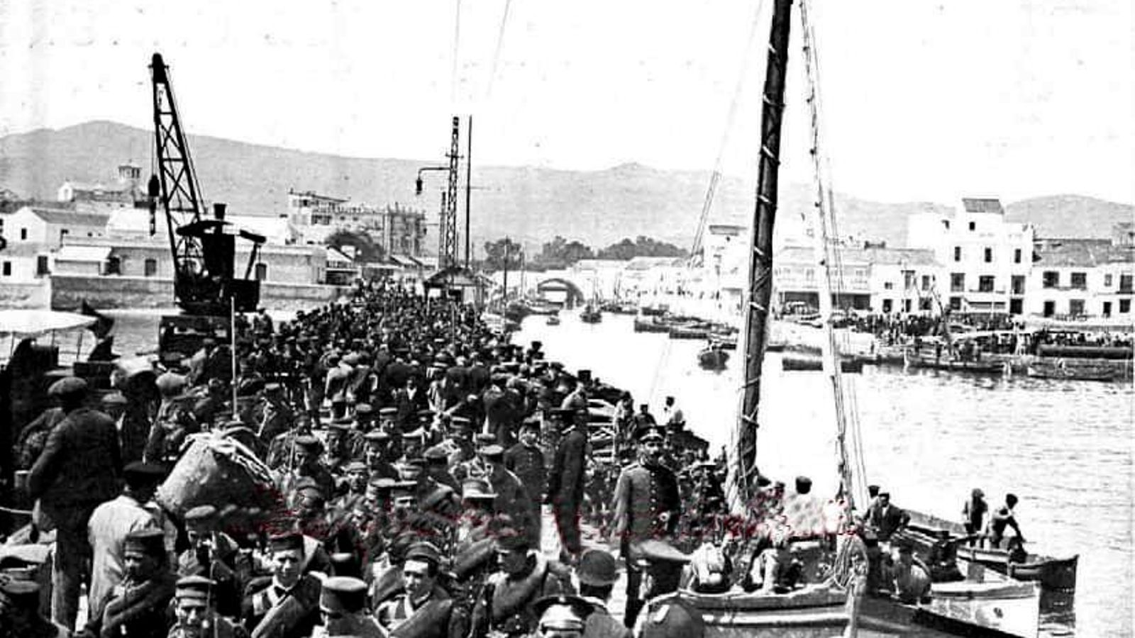 Embarque de tropas para al norte de África en el año 1913 en el muelle de Madera. Embarque de tropas para al norte de África en el año 1913 en el muelle de Madera.