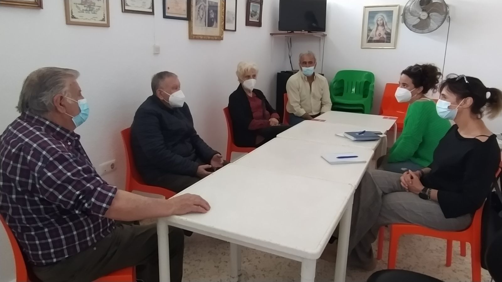 Las concejalas de Podemos en la reunión con la asociación de vecinos de La Pastora.